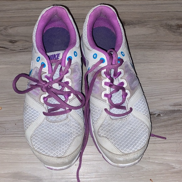 Women’s Nike shoes size 7 - Picture 2 of 5